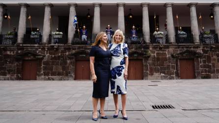 Jill Biden junto a la primera dama de Ecuador, María de Lourdes Alcivar de Lasso, en el palacio presidencial de Quito.