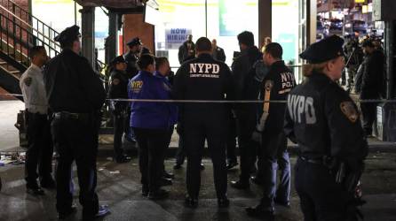 La policía de Nueva York investiga un tiroteo que dejó un muerto y varios heridos en el metro.