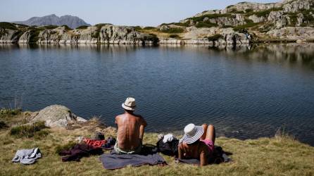 Turistas se refrescan en un lago de Francia ante las extremas temperaturas en la región.