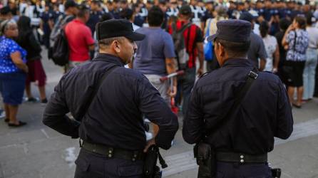 Oficiales de policía vigilan el centro histórico en San Salvador.