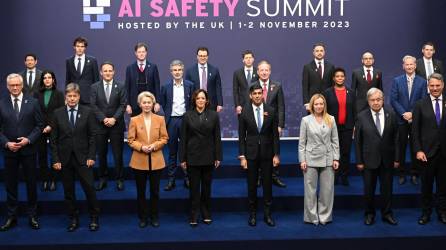 Los líderes mundiales posan para una fotografía en el cierre de la cumbre sobre la Inteligencia Artificial.