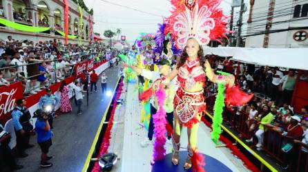 Unas trece cuadras de la avenida San Isidro se pintaron de colorido, ritmo y fiesta con el tradicional desfile. Fotos: Esaú Ocampo