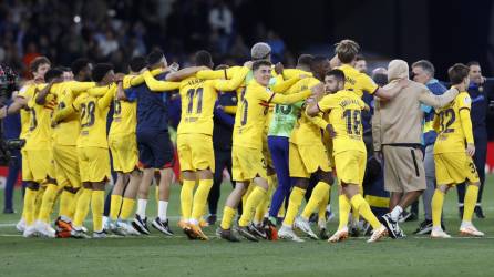 Los jugadores del FC Barcelona celebran proclamarse campeones de LaLiga Santander tras ganar al Espanyol este domingo en el RCDE Stadium de Cornellá de Llobregat-.