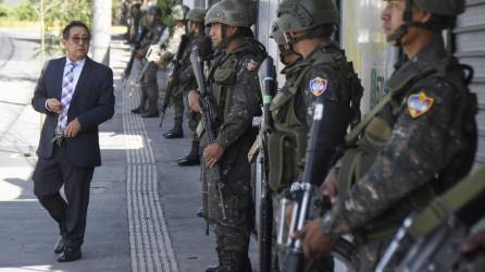 Militares y policías resguardan el edificio del Tribunal Supremo Electoral tras un fallo de la corte que impugna los resultados de las elecciones.