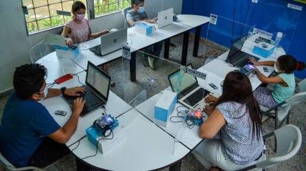 Robotedh ofrece programas de robótica para escuelas y colegios, ha trabajado con centros educativos de San Pedro Sula, El Progreso, Yoro, Tegucigalpa, Comayagua y Siguatepeque.