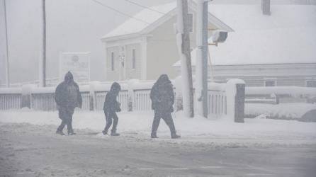 Nueva York y varias ciudades del este de Estados Unidos enfrentan una tormenta invernal que dejó más de un pie de nieve en algunas áreas durante el fin de semana.