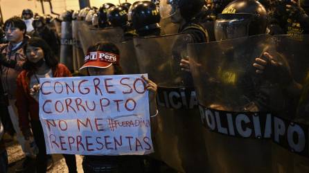 Manifestantes exigen el cierre del Congreso y la liberación de Castillo en violentas protestas que dejan ya siete muertos en Perú.