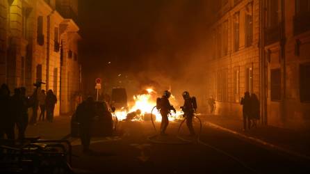 Las fuerzas de seguridad intervinieron este jueves por la noche en la plaza de la Concordia, en el corazón de <b>París</b>, para dispersar a miles de manifestantes que protestaban contra la reforma de las pensiones cerca de la cámara de diputados.
