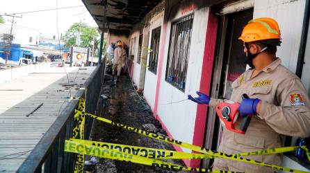 Se queman tres negocios en Villanueva