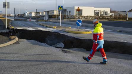 Las autoridades islandesas declararon el estado de emergencia tras registrarse cientos de sismos en la península de Reykjanes, en el suroeste del país, que hacen temer una erupción volcánica en la región.