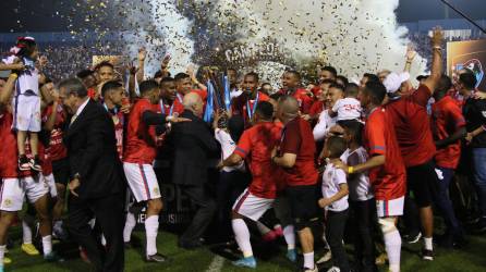 Olimpia festejó por todo lo alto la obtención del bicampeonato tras vencer 3-2 al Olancho FC.