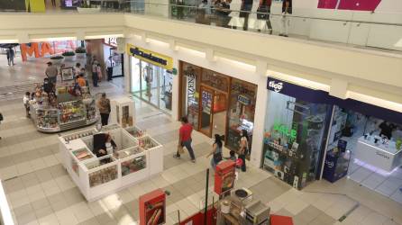 Los centros comerciales Multiplaza, Mega Mall, City Mall y Altara ya tienen un aumento en el tráfico de consumidores, que buscan sus atuendos por las fiestas navideñas y de fin de año, además de los regalos para sus amigos y familiares