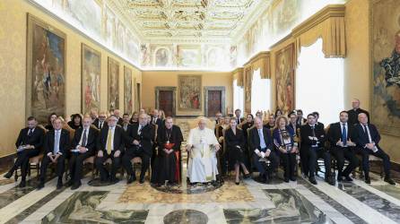 El Papa Francisco posa con los Rabinos Europeos este lunes en el Vaticano.