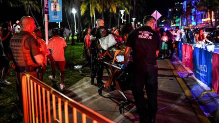 Las autoridades de Miami Beach traslada a una mujer herida en las descontroladas fiestas durante el Spring Break.