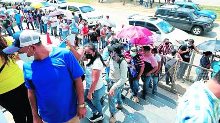 Enormes filas se forman a las afueras del RNP en San Pedro Sula, ya que muchas personas tienen inconsistencias en el DNI.