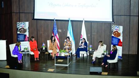 <b>Maritza Soto, María del Rosario Álvarez, Claudia Kattán, Rosalpina Rodríguez, Marcela Young, María del Carmen Nasser y María Elena Sikaffy. Foto: Héctor Edú.</b>