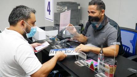 Ciudadano recibe placas de su vehículo | Fotografías de archivo