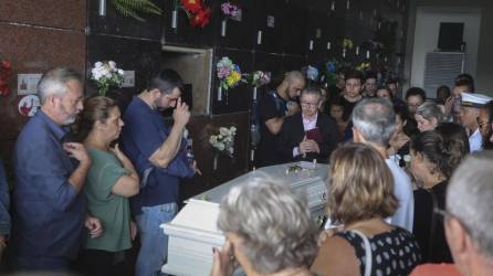 Familiares dan el último adiós a uno de los niños fallecidos en el ataque a una guardería que causó conmoción en el país sudamericano.