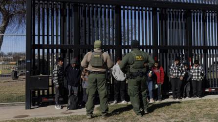 Agentes de la Patrulla Fronteriza de EEUU procesan a un grupo de migrantes en el sur de Texas.