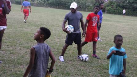 “Nací jugando fútbol. Lo traigo en la sangre”, ha dicho Tyson Núñez, deporte al que sigue ligado al entrenar todas las tardes a pequeños futbolistas en su comunidad natal Sambo Creek.