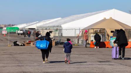 Ráfagas de viento polar barren las pistas de un viejo aeródromo de Nueva York en desuso. Es el “medio de ninguna parte” que alberga a unos 1.800 migrantes, convertidos en símbolo de la crisis migratoria que vive la ciudad desde hace casi dos años.