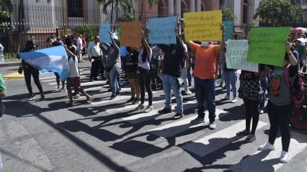 Los vendedores realizaron su protesta ayer en la tercera avenida frente a la catedral y de manera pacífica. Hector Edú.