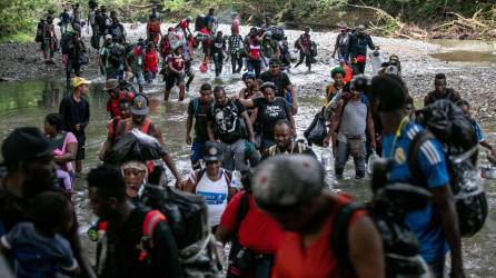 Miles de migrantes cruzan la peligrosa selva del Darién en su ruta hacia Estados Unidos.