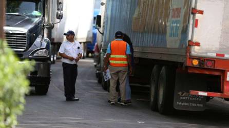 Fotografía muestra a transportistas de carga varados en punto fronterizo de Honduras.