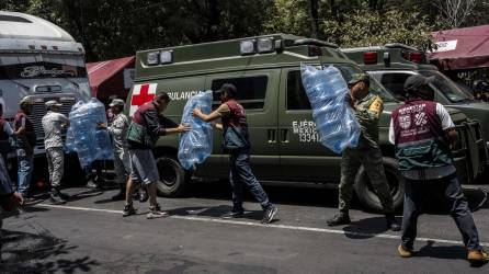 Distribuyendo contenedores de agua en la Ciudad de México.