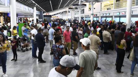 Viajeros abarrotan el aeropuerto internacional Ramón Villeda Morales.