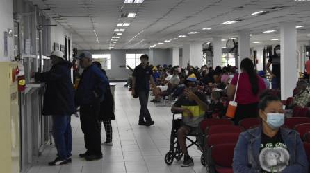 A diario llegan centenares de pacientes de toda La Ceiba y el departamento de Atlántida, a la sala de consulta externa de este centro hospitalario.
