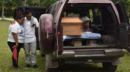 En las afueras del granja penal de El Porvenir, Atlántida, Edgar Gonzales, se le permitió darle el último adiós a su madre, ya que tuvo permiso para ir a su velatorio en La Ceiba.