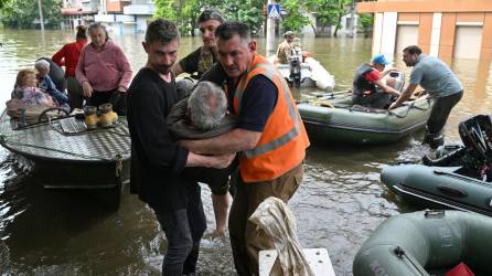 Equipos de rescate evacuan a ciudadanos ucranianos de las regiones inundadas por la destrucción de una represa en Jersón.