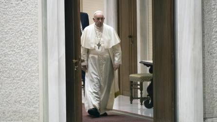 El Papa Francisco (R) llega para dirigir la audiencia general semanal en la sala Pablo VI del Vaticano el 8 de septiembre de 2021.