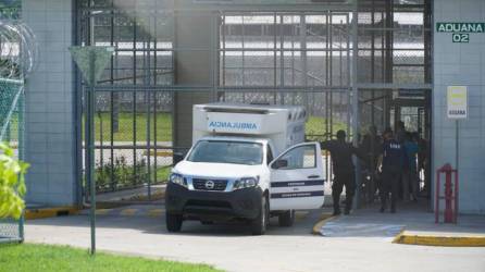 Ambulancia saliendo de cárcel de máxima seguridad | Fotografía de archivo