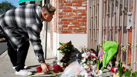 Residentes de Monterey Park llevan flores al club donde se registró la masacre durante la celebración del Año Nuevo Chino.