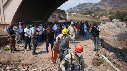 El cadáver de un hombre pasó en las aguas del río Choluteca, Tegucigalpa, por más de 24 horas sin ser levantado por la huelga de los fiscales del Ministerio Público.