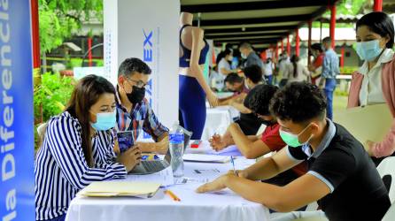 Al menos 500 personas de las ciudades de SPS, Villanueva, Choloma y El Progreso acudieron a la feria de empleo. Fotos: Fraklyn Muñoz.