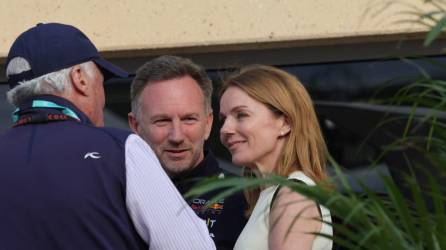 El director del equipo Red Bull Racing, Christian Horner, y su esposa, la cantante británica Geri Halliwell, hablan con un conocido antes del Gran Premio de Fórmula Uno de Bahréin en el Circuito Internacional de Bahréin en Sakhir el 2 de marzo de 2024.