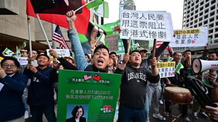 Simpatizantes de la presidenta Tsai se manifiestan frente al hotel donde se encuentra alojada en Taiwán.