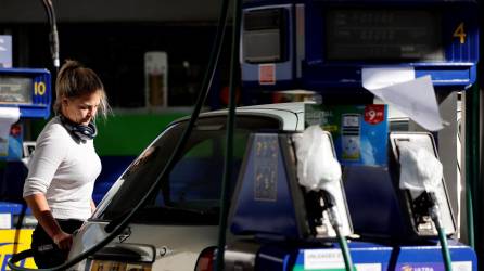 La escasez de combustibles ha provocado largas filas en las gasolineras en el Reino Unido.