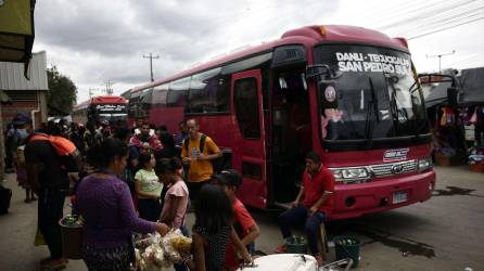 La terminal de buses de Danlí pasa todos los días abarrotada de migrantes que toman buses directos para salir de Honduras y llegar a la frontera con Guatemala.