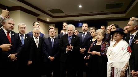 Luis Almagro, secretario general de la Organización de Estados Americanos (OEA), ofrece hoy una declaración conjunta acompañado de cancilleres y Jefes de Estado de varios países que respaldan el apoyo al presidente Bernardo Arévalo.