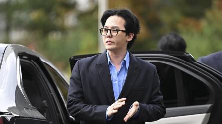 La estrella de K-pop G-Dragon al momento de ingresar al Tribunal.