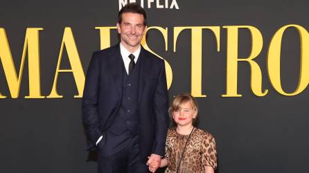 Bradley Cooper y su pequeña hija Lea De Seine Shayk Cooper, en la premier de “Maestro”.