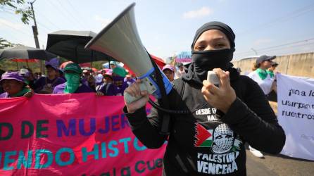 Manifestantes marchan durante una movilización con motivo del Día Internacional de la Mujer este viernes, en Tegucigalpa.