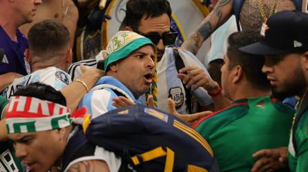 Aficionados de Argentina y México protagonizaron escenas de violencia en la previa del juego de este sábado en el Mundial de Qatar.