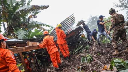 Las autoridades salvadoreñas recuperaron los cuerpos de cinco personas que fallecieron tras un derrumbe en La Libertad.
