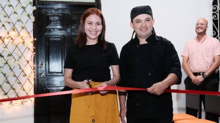 Los esposos Patricia López y Marvin Fernpandez posaron muy contentos durante la inauguración de su restaurante.
