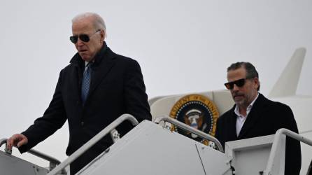 Biden es acompañado por su hijo Hunter en una imagen de archivo.